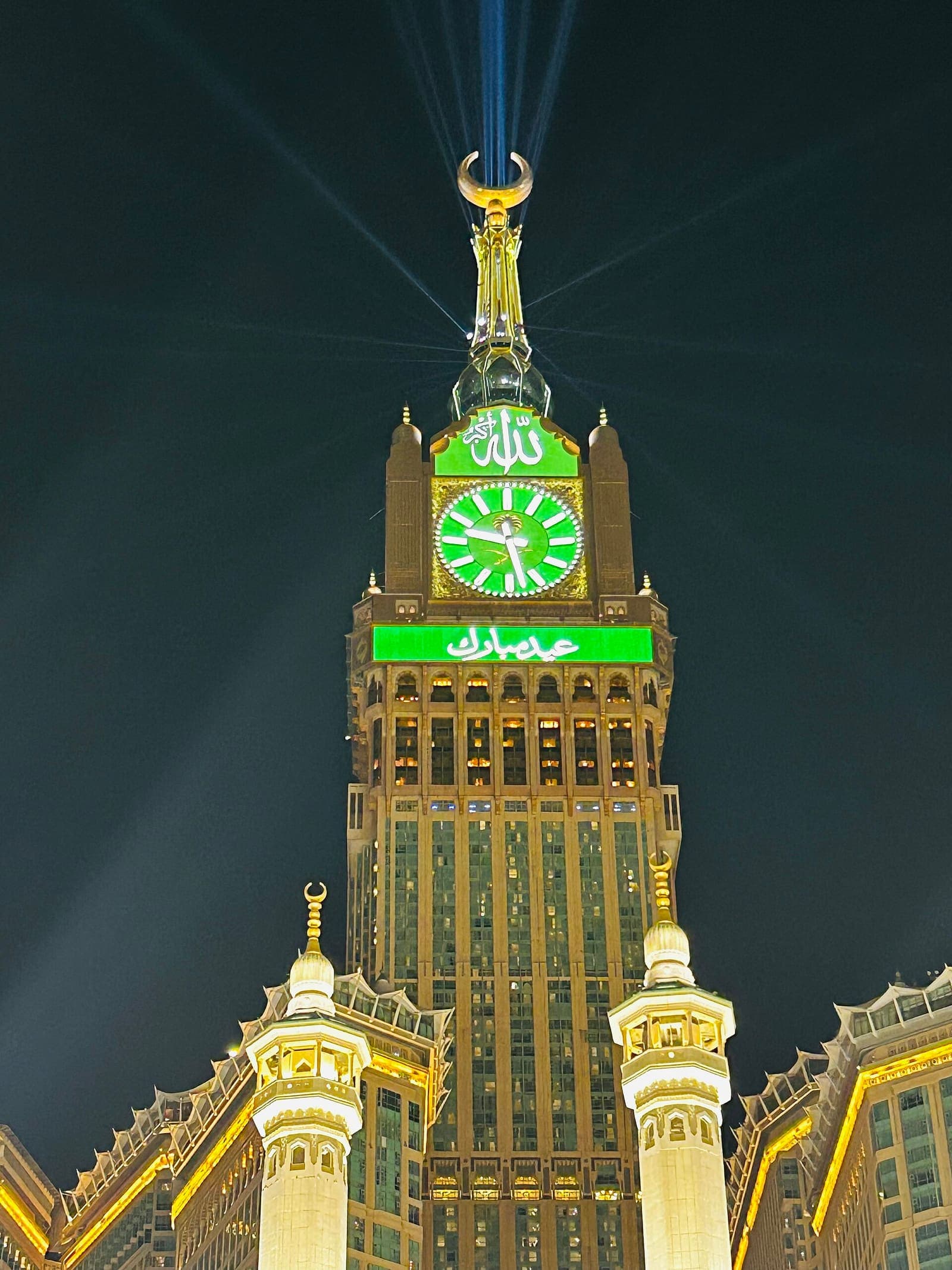 برج الساعة بمكة المكرمة مضيئاً ليلًا