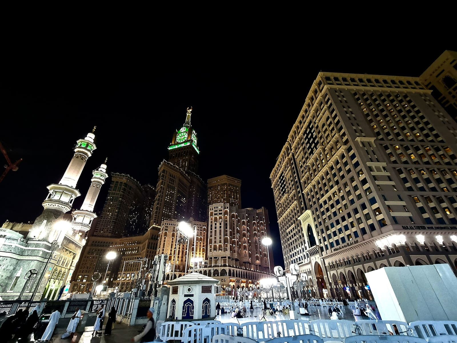 برج الساعة وساحات الحرم المكي ليلًا